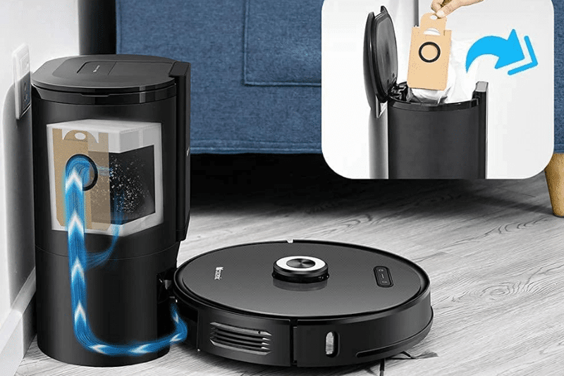 Man sieht den Proscenic M8 Pro mit seiner Absaugstation.